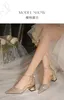 Zapatos de vestir de lujo con lentejuelas doradas y plateadas, tacones altos, zapatos de mujer con punta estrecha y correas en el tobillo, zapatos de boda para mujer, zapatos de fiesta de tacón grueso 231207