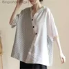 女性用Tシャツの女性ストライプパッチワークストリートウェア特大の非対称シャツ夏のトレンディvネックベルドブラウスカジュアルリネントップスropal231208