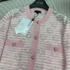 Camisetas femininas de malha designer novo cardigã de malha com gola redonda e jacquard rosa com listras contrastantes, doce e suave, roupas de luxo leves e emagrecedoras FQWK