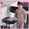 Set di abbigliamento Cute Children Girl Boy Cappotto imbottito in cotone Set Autunno Inverno Versione coreana Caldo cartone animato Felpe Capispalla Pantaloni Tute 231207