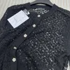 Damen-Strick-T-Shirts, Designer-Marke, sexy Strick-Hohl-Cardigan mit V-Ausschnitt, cool und stilvoll, hochwertige schlankmachende Metallknopf-Dekoration, modisches Oberteil 46OC