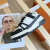 Lyxiga casual skor läder sneakers för män kvinnor avslappnad sneaker paris kalvskinn gummi klassiska sneaker tränare tryck design liten vit skor ny stil