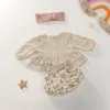 Set di abbigliamento Abiti per neonati Designer di lusso per ragazze Primavera Morbido cotone di lino Set per bambini Boutique Top a maniche lunghe Bloomers floreali 231207