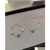 Charm Bracelets Four-Leaf Clover Necklace Bracelet Womens Gold Pendant Letters Titanium Steel Jewelry Girls Best Gift Party Chain Desi Dhesi