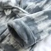 メンズスリープウェアメンズバスローブ秋の冬のフランネルマンのための暖かい家庭服ゆるい絞り染め印刷厚いナイトガウンラウンジスーツ