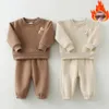 Giyim Setleri 04y Toddler Bebek Bebek Bebek Giysileri Sıcak Fleece Nakış Uzun Kollu Üst Pantolon Pantolon Günlük Çocuk Kıyafetleri Trailsuit 231207