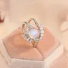 Anéis de cluster Sparkling Moonstone e Zircon S925 Anel de prata com design exclusivo