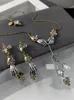 Charme HUANZHI rétro squelette mains Zircon boucles d'oreilles pour femme Hip hop couronne dorée balancent bijoux en gros cadeau 231208