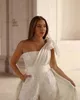 Paljettmantel jumpsuit bröllopsklänningar med fickor brudklänningar en axel halsringning kort vestido de novia