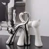 Dekorative Objekte Figuren Kreative herzförmige Katzenornamente Wohnzimmer TV-Schrank Zuhause Schlafzimmer Desktop-Dekorationen Keramikkunst Katzenstatue Geschenk 231207