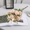 Fleurs décoratives en fausse soie, Simulation réaliste et vibrante de Roses à 5 têtes pour la maison, décorations de célébrités de mariage en plastique