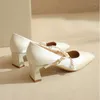 Sapatos de vestido Square Toe Único sapato feminino 2023 String Bead Buckle Strap High Saltos Moda Bombas Mulheres Vermelho Casamento Noiva