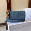 Bolso de lujo personalizado de diseño superior, bolso de mujer 2023, bolso cruzado con cadena de cuero y oro, bolso de hombro de piel de oveja de cuero y mezclilla de 24 cm