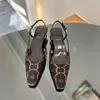 Designer - sandali slingback da donna con pompa aria, scarpe slingback sono presentate in rete nera con fibbia posteriore con motivo scintillante di cristalli