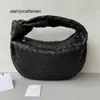 Italië Jodie Hangbag Legal Copy Deisgner online shop Nieuwe Jodie Pure Handgeweven Damestas met Schapenvacht Knoop Onderarm Hobo Curved Medium