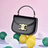 Юридическая копия Deisgner Celins's Bags интернет-магазин Triumph Gate Сумка из коровьей кожи Crossbody High Sense Small 2023 Новое универсальное женское седло на одно плечо