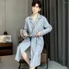 Mäns Sleepwear Spring/Autumn Men Nightgown Kimono Bathrobe Gown Full Pure Pure Cotton Summigee V-ringen Intime Lingerie Casual Striped