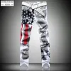 Jeans da uomo Jeans da uomo Bandiera americana stampata streetwear Pantaloni casual Moda Harajuku Pantaloni slim in denim dritti hip hop alti elastici 231207
