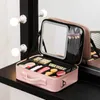 Kosmetiska väskor fall LED -sminkväska med spegel ljus stor kosmetisk väska bärbar reserosa förvaringspåse smart led kosmetisk lagring 231207