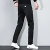 Mäns jeans avancerad svart för män med smal passande små raka ben mångsidiga slitsträckta avslappnade bantar och elastisk lång byxa