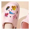 Cartoon-Zubehör Blau Die medizinischen Charms für Clog Jibbitz Bubble Slides Sandalen Autos PVC-Dekorationen Weihnachten Geburtstagsgeschenk Par Dr Ota1Q