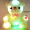 Plush Light Up Toys 22cm ملونة متوهجة دمية مضيئة طفل محشوة إضاءة الدب Bear جميلة كرار كاريكاتير هدايا عيد الميلاد للفتيات 231207