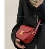 Kopia prawna Deisgner Celins's Torks Online Tisney Red Bag Women's Trendy Autumn/Winter Fashion Saddle Advanced Western Style Wszechstronny Instagram Skew