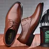 Klädskor män som klä sig formellt för mäns casual sko läder sociala bröllop designer pekade tå svart kontor vinter märke 2023 231208