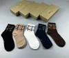 Top vente hommes femmes chaussettes de luxe bas de laine de haute qualité rues seniors chaussettes de genou confortables Designer i11