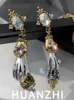 Charme HUANZHI rétro squelette mains Zircon boucles d'oreilles pour femme Hip hop couronne dorée balancent bijoux en gros cadeau 231208