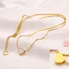 Marca Embalaje Collares Diseñador Collares pendientes Letra chapada en acero inoxidable de lujo para mujeres Joyería Nunca se desvanece Chapado en oro de 18 quilates