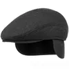 ht1405耳柄の男性と温かい冬の帽子レトロベレー帽レトロベレー帽ソリッドブラックウールフェルト帽子厚いフォワードフラットアイビーキャップパパT2617
