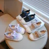 Sneakers 2023 enkla barn mode casual skor släpp mångsidiga barn canvas koreansk stil vårkrok loop pu 231207