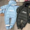 ロンパーズ2023冬の新生児の肥厚ジャンプスーツは、男の子と女の子のための暖かさと雪の保護のためのフード付きジャンプスーツを備えたジャンプスーツ231208