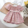 Robes de fille 2023 Arrivée d'été Filles Manches courtes Col carré Ruché Dentelle Rose Designer Mignon Parti Princesse Robe Custume 3-7T