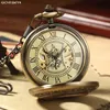 Montres de poche Rétro bois cercle squelette montre de poche hommes femmes unisexe mécanique remontage manuel Vintage chiffres romains collier Steampunk montre 231207