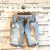 Męskie dżinsy Summer Męskie Dżinsowe spodnie Slim Korean Ins Fashion Casual Beggar postrzępiona dziura 5-punktowe dżinsy krótkie 231208