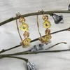 Çember Küpeler Güzel Altın Renk Kaplama Sarı Çiçek Daisy Küpeler için Küpe Kız Lady Hediye Kutusu Ambalaj Takı