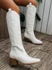 Boots Bonjomarisa White Cowboy Boots för kvinnor pekade på Chunky Heel Fashion Embroidery Cowgirl Western Boots Fall Winter Shoes Woman 231207