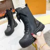 Kadınlar Lüks Tasarımcılar Ayakta Botlar Yarım Bot Siyah Buzağı Kalitesi Düz Dantel Yukarı Ayakkabı Ayarlanabilir fermuar Açılış Motosiklet Botları 35-41