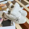 Lyxiga casual skor läder sneakers för män kvinnor avslappnad sneaker paris kalvskinn gummi klassiska sneaker tränare tryck design liten vit skor ny stil