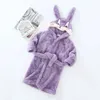 Handelsrockar Vinter Kid Girl Bathrobe Clothes Cartoon Rabbit Ear Hooded Barn pojke Flanell Varm sömnkläder Spädbarn Pyjamas Toddler Handduk A734 231208