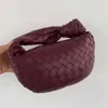 Venetaabottegas Handtas Jodie Geweven Dameshoofdband met Schapenvachtknopen Ronde Onderarm Hobo Gebogen Mini Leren Handtas