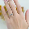 Avec pierres latérales Kuololit solide 18K 14K 10K or jaune Moissanite anneaux pour femmes coupe ronde bague Solitaire pour fiançailles mariage bijoux fins YQ231209