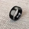 Anello personalizzato nero da uomo in acciaio al titanio Oro argento Acciaio inossidabile superficie opaca Lettera incisa Anelli per uomo Anello da dito fresco maschile Regalo di gioielli Prezzo di promozione