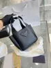 Sacs à la mode Triangle Lavage à la main Luxurys Designer Fermeture à pression magnétique Sacs d'embrayage CrossBody Véritable fourre-tout en cuir Sac à bandoulière