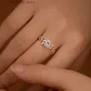 Con pietre laterali Anelli di diamanti Moissanite Fede nuziale a foglia per le donne Anello di fidanzamento con promessa in argento sterling 925 placcato in oro bianco 18 carati YQ231209