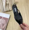 봄과 가을 시즌 뾰족한 삼각형 라벨 Baotou Sandals and Sandals 디자이너 새로운 고양이 힐 백 루프 싱글 신발 다목적 여자 신발 EU35-39 상자와