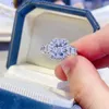 مع الحجارة الجانبية الفاخرة 3 د خاتم الخطوبة Moissanite 925 الجنيه الاسترليني الفضة مويسانيت الماس بالجملة مع GRA مشتق للنساء YQ231209