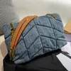 2023 Puffer Denim Flap Bag Designer di lusso Donna Totes Borsa Borsa Borsa a tracolla da cowboy smerigliata Frizione a tracolla Portafoglio con catena dorata Modello di lettera in metallo20